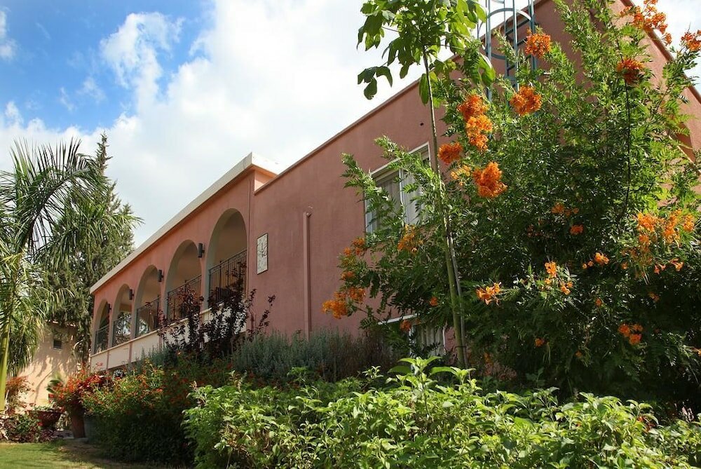 Фото Shaar Hagolan Kibbutz Country Lodging