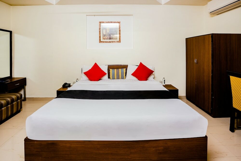 Фото Capital O 48482 Hotel Tribecca Inn