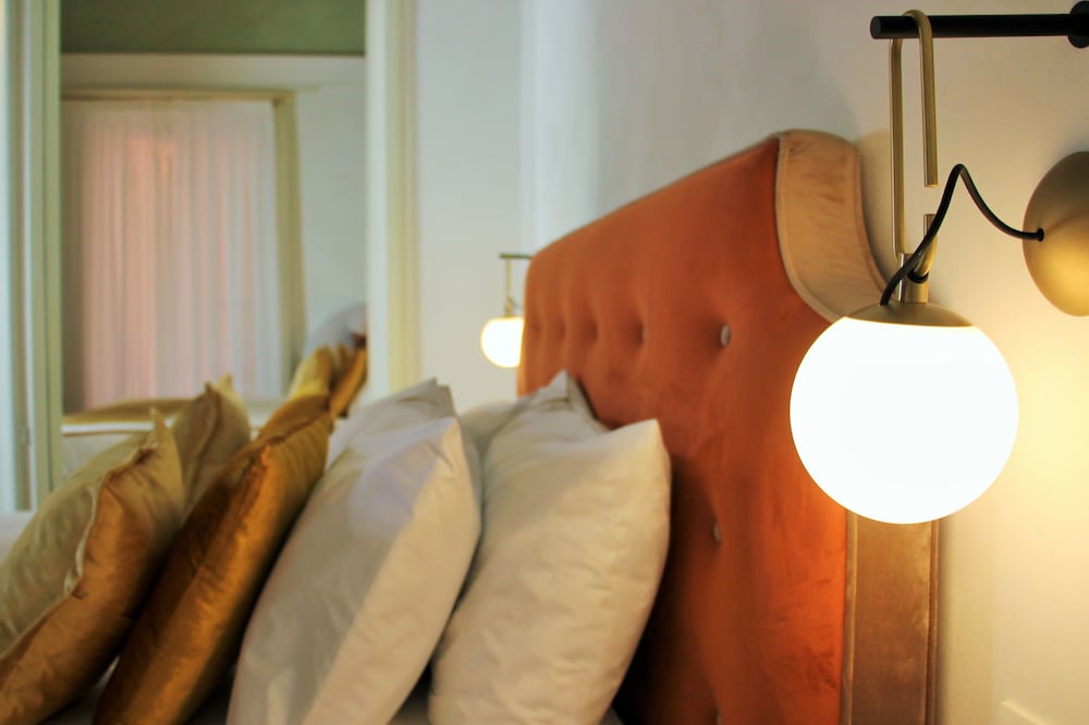 Фото Scene Suites Apartments