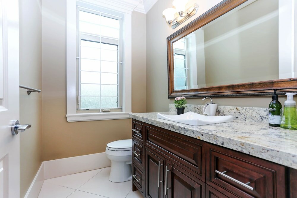 Фото Grand 4 Bedroom Vacation House near Vancouver Downtown