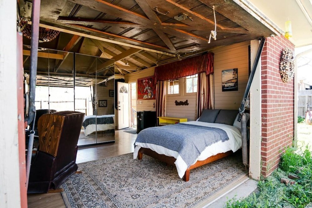 Фото Casa de Henrichs & The Den Spacious Backyard