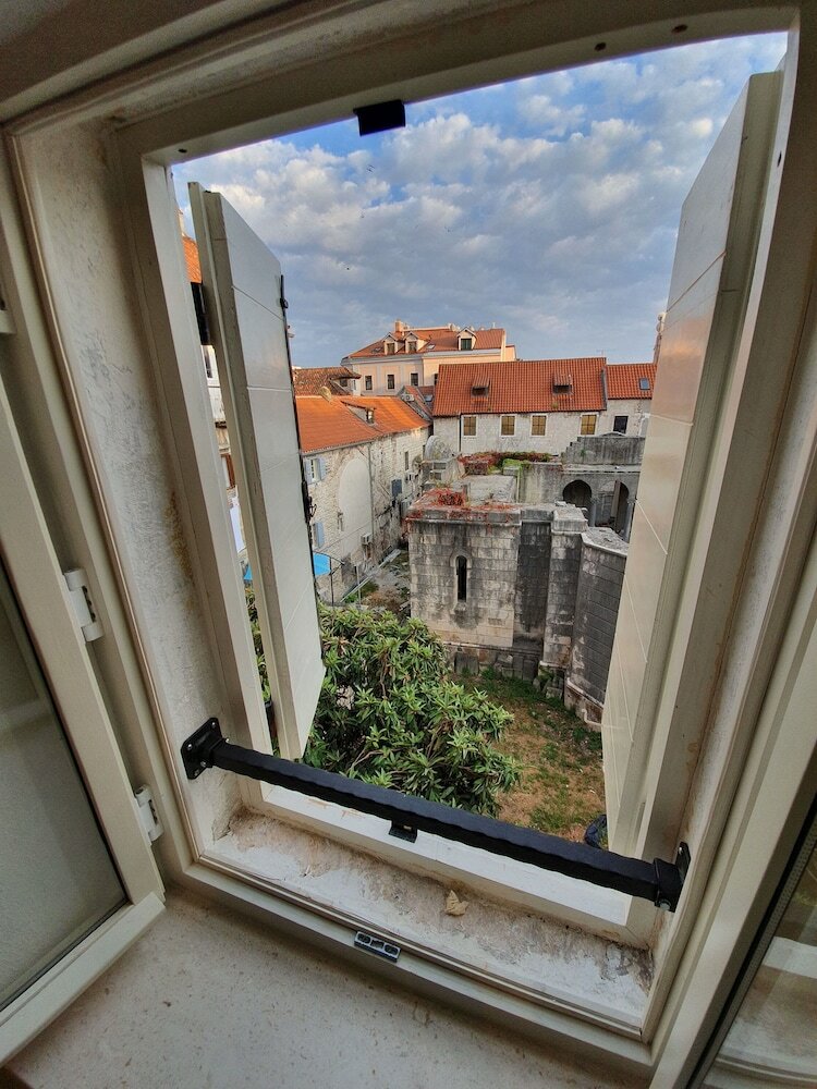 Фото The Suites at Central Split