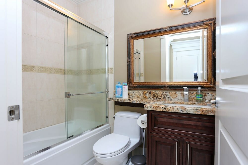 Фото Grand 4 Bedroom Vacation House near Vancouver Downtown