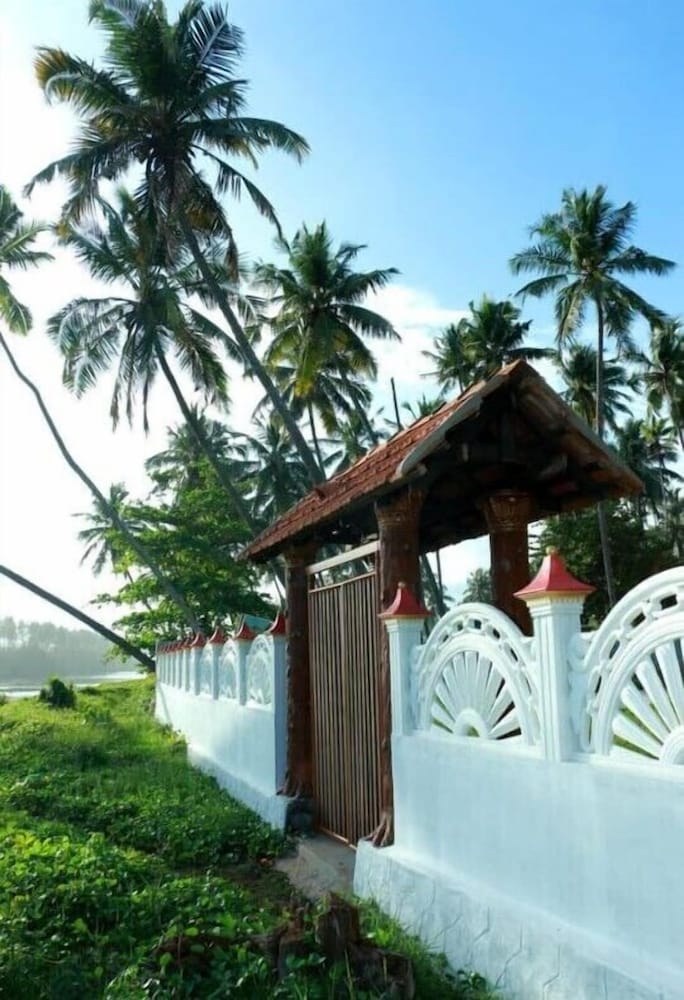 Фото M R Beach & Cottages