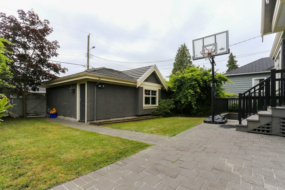 Фото Grand 4 Bedroom Vacation House near Vancouver Downtown