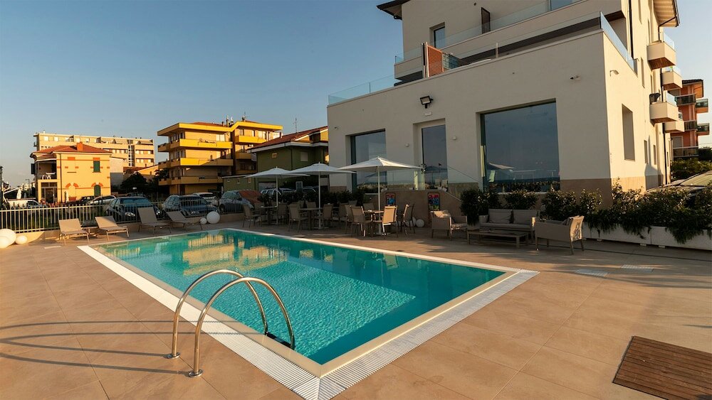 Фото You & Me Beach Hotel