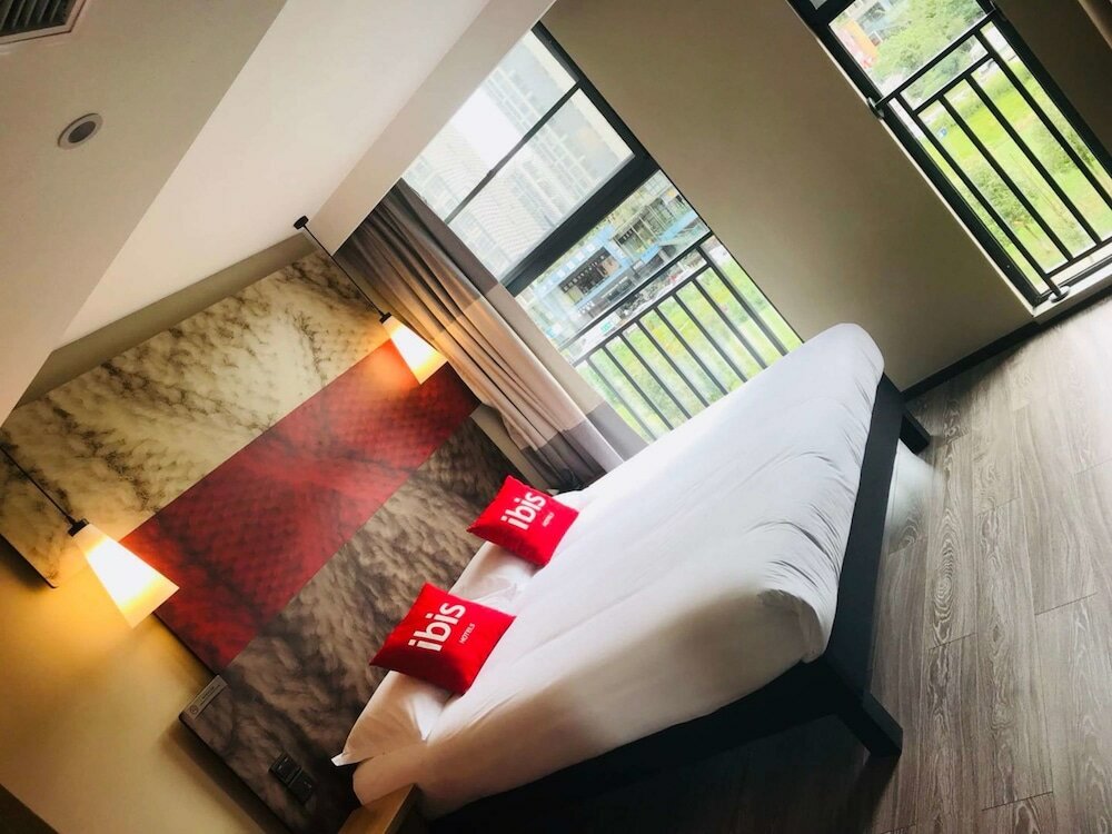 Фото Ibis Chengdu East Railway Station Hotel