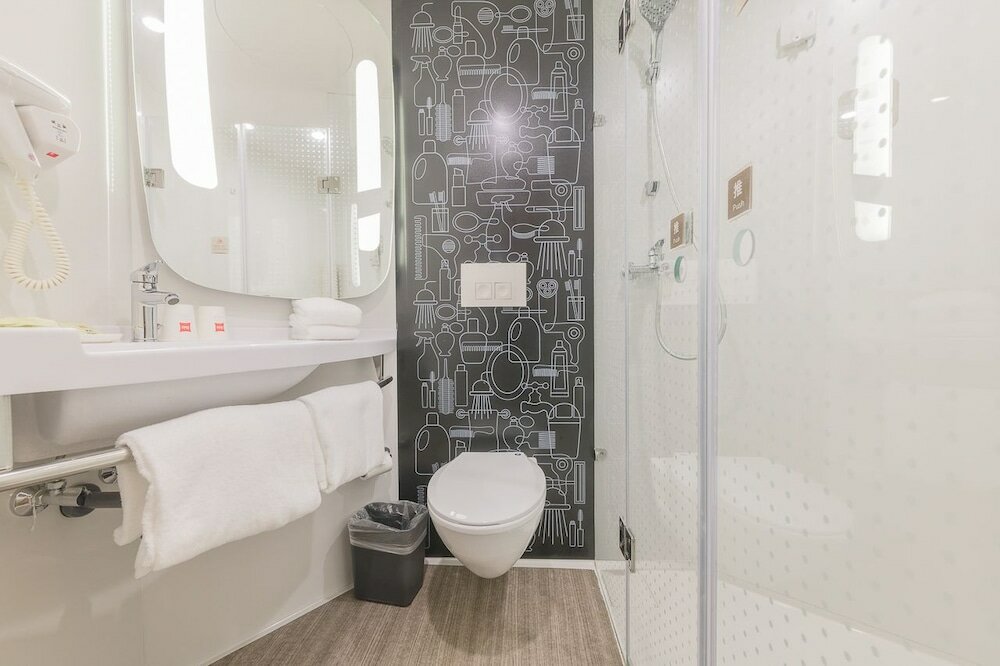 Фото Ibis Chengdu East Railway Station Hotel