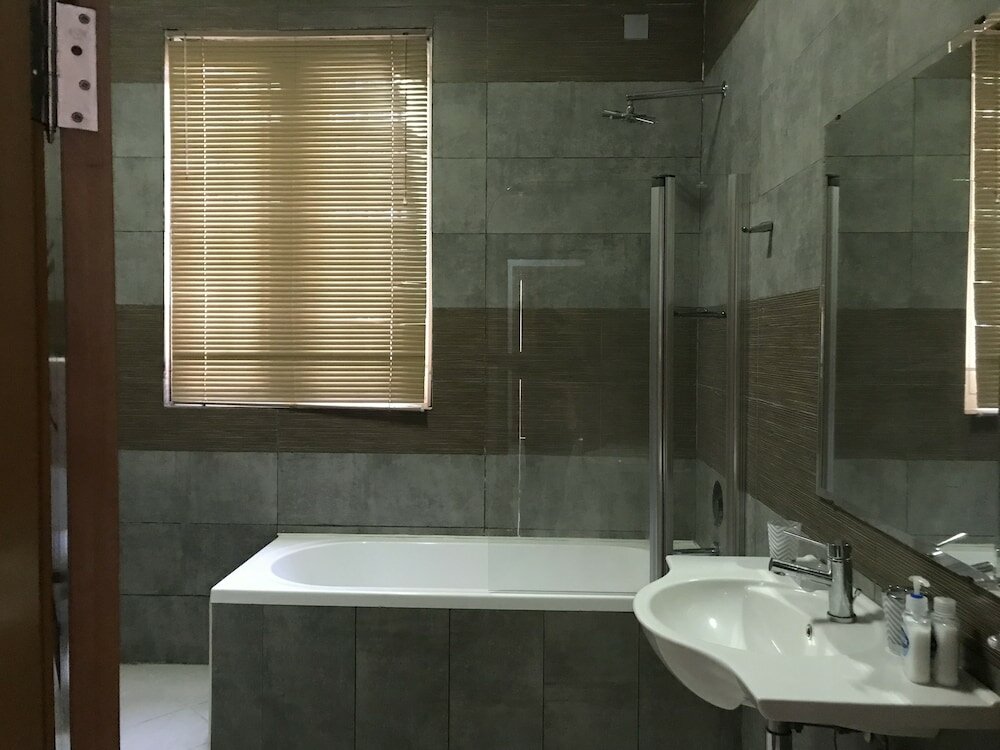 Фото Helena Court Apartments