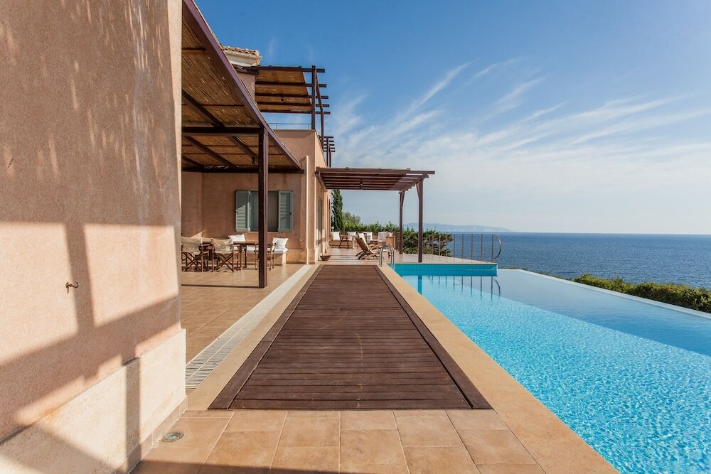 Фото Absolute Villa by Stylish Stays