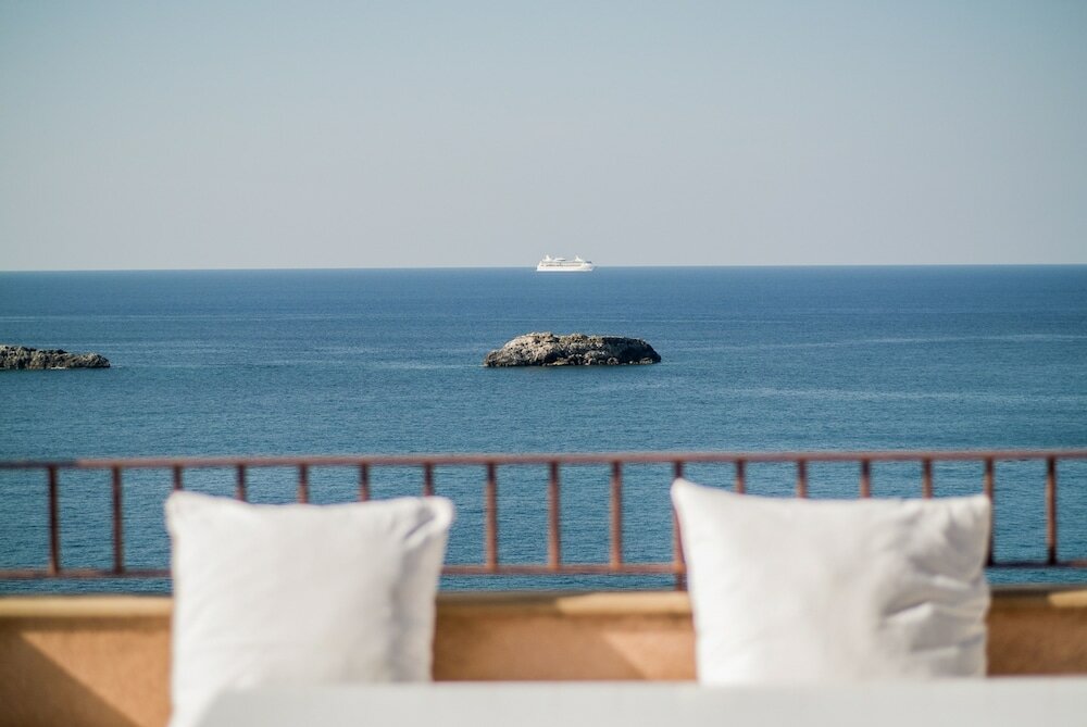 Фото Absolute Villa by Stylish Stays