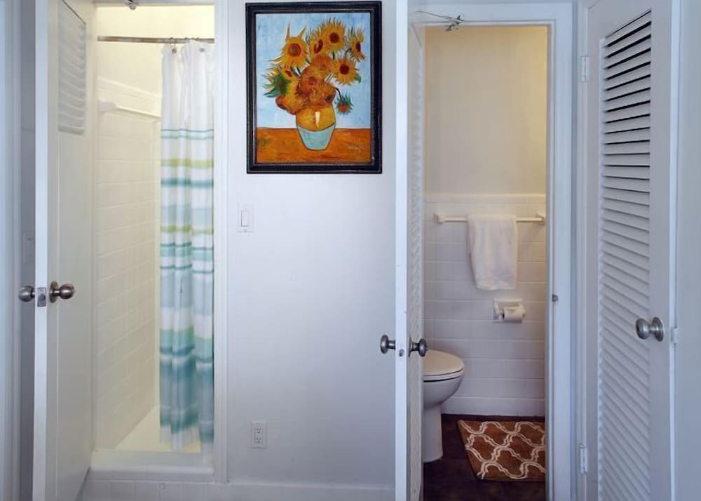 Фото Salty Bungalow Madison