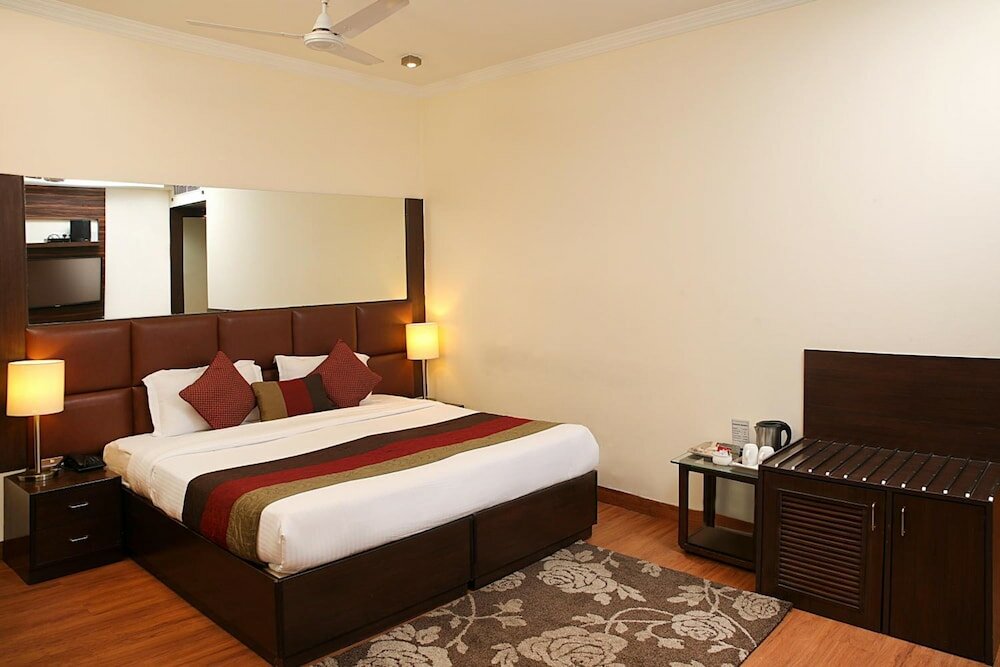 Фото Ahuja Residency Cyber City I