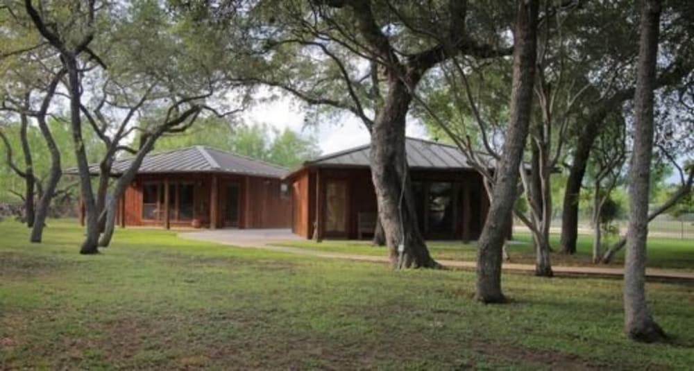 Фото Live Oaks Bed and Breakfast