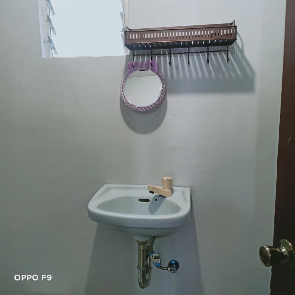 Фото Honeycomb Tourist Inn