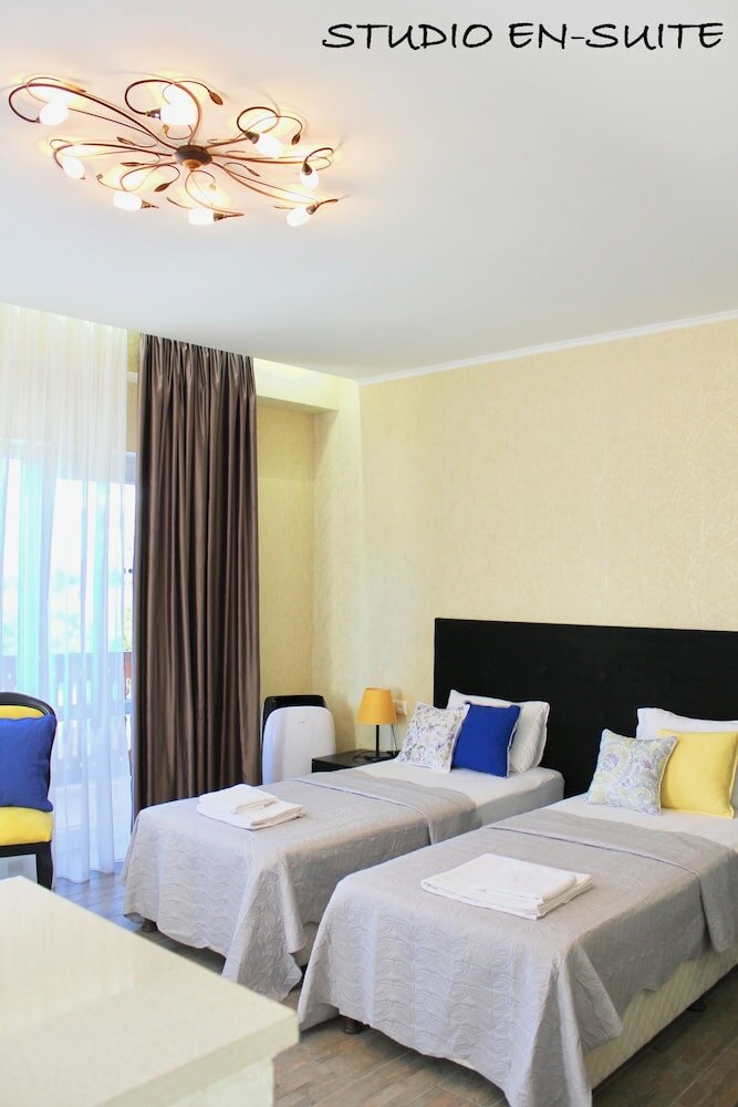 Фото Red Fox Guesthouse