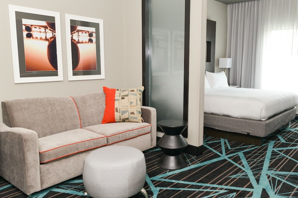 Фото Holiday Inn Express & Suites Charlotte Airport, an Ihg Hotel