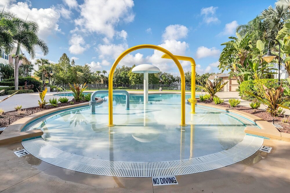 Фото Runaway Beach Club Resort