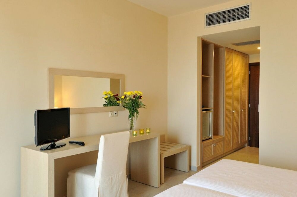 Фото Hotel Porto Plaza Beach Resort