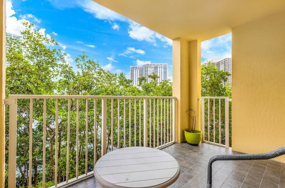 Фото Modern 2 Bedroom Condo in Aventura
