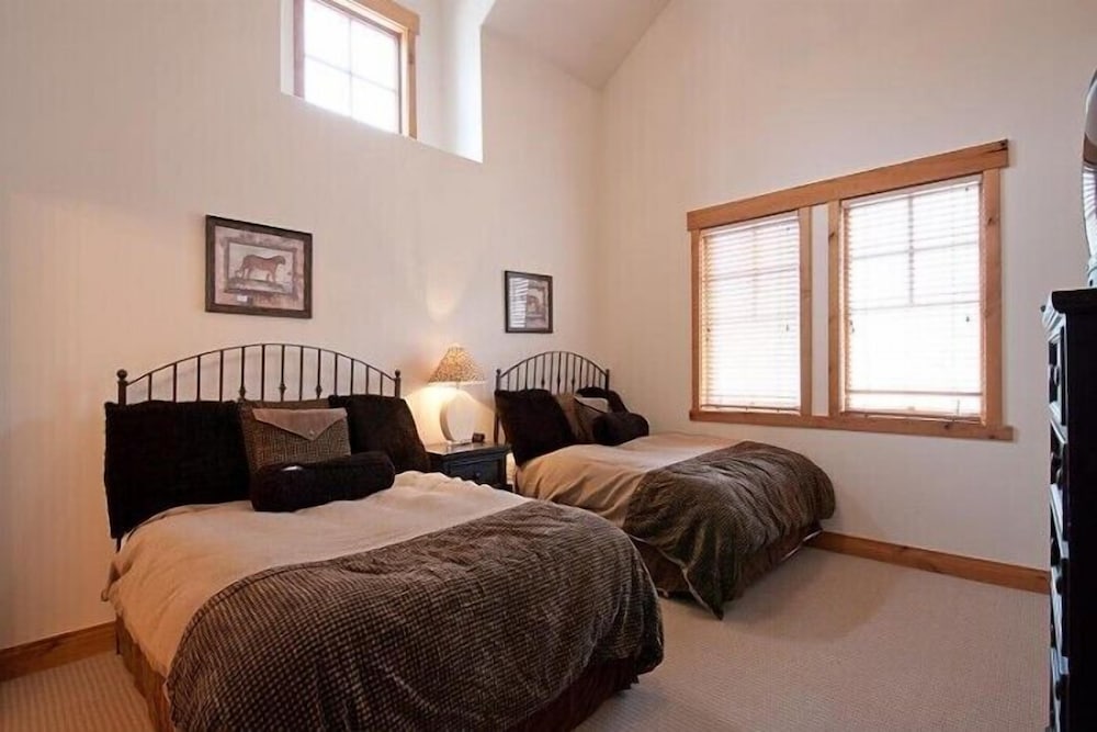 Фото Town Pointe by Lespri Management