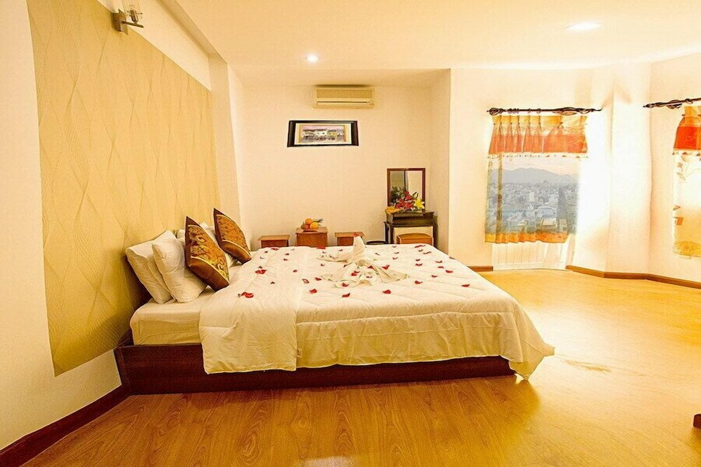 Фото Golden Tulip Hotel