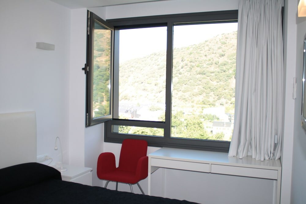 Фото Hostal Tres Campanas