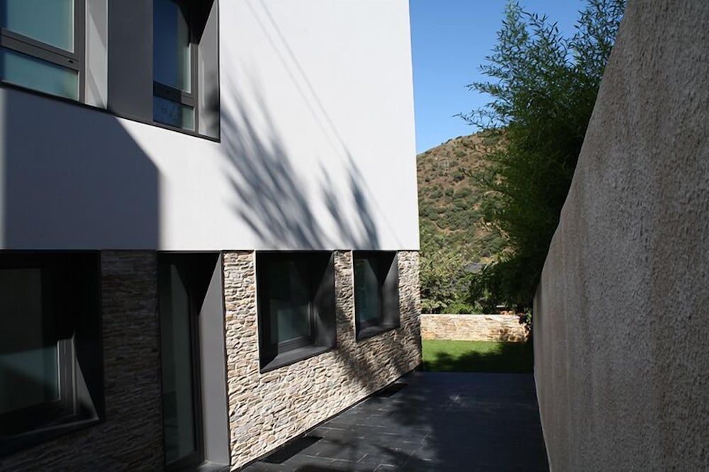 Фото Hostal Tres Campanas