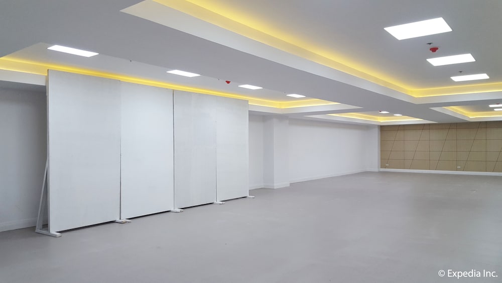 Фото Newtown Plaza Hotel