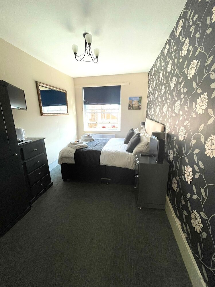 Фото The Crown And Cushion