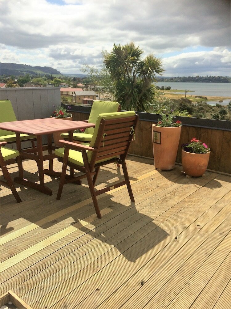 Фото Lakeside City Apartments