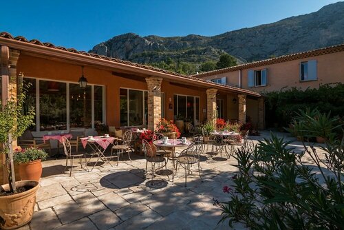 Гостиница Hôtel les Restanques de Moustiers в Форкалькье