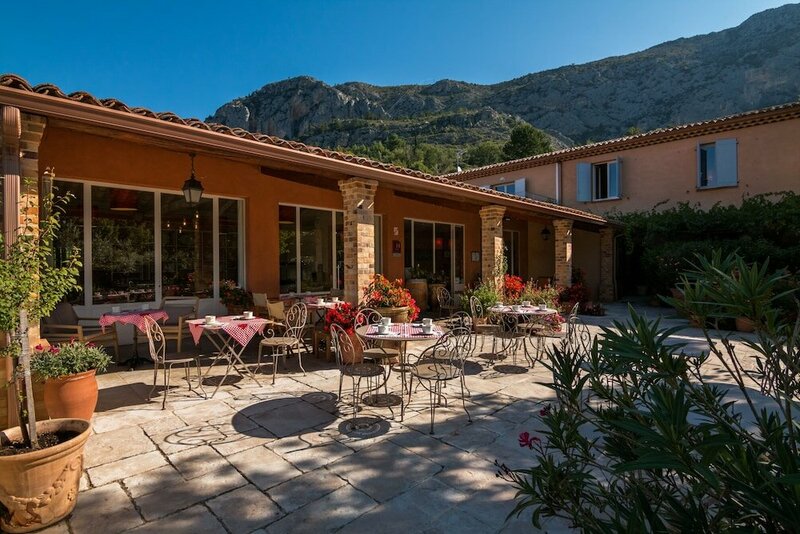Гостиница Hôtel les Restanques de Moustiers