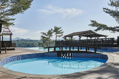 Гостиница Club Es Jecheon Resort в Чхунчхон-Пукто