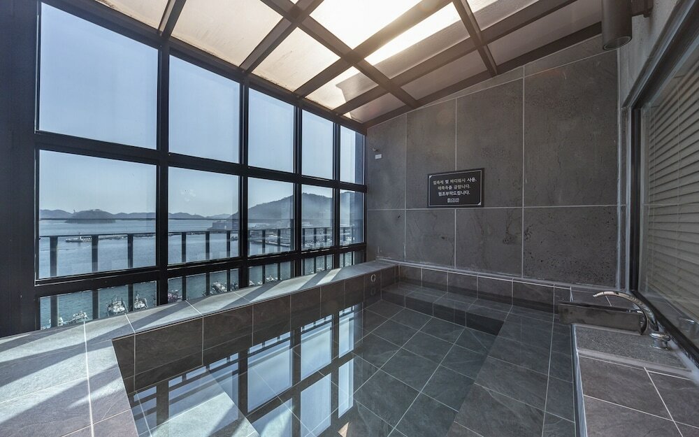 Фото Changwon Jinhae Lewis Hotel