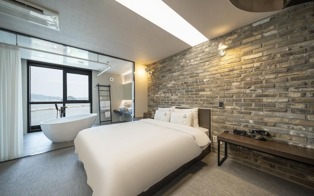 Фото Changwon Jinhae Lewis Hotel