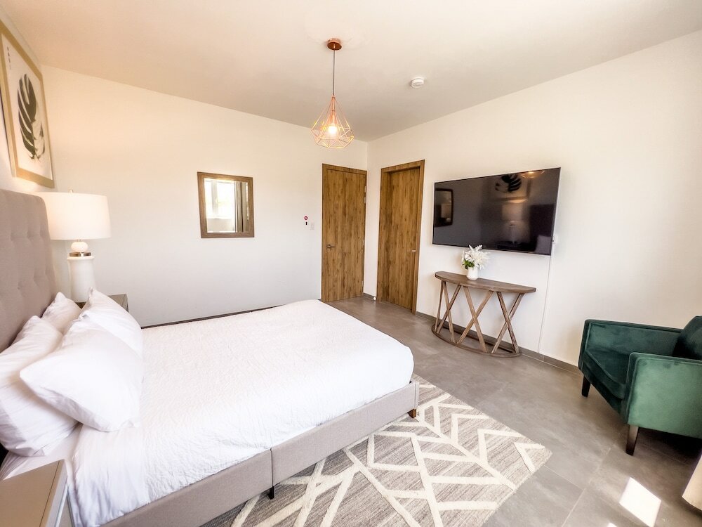 Фото Grand Modern Villa 6-bedroom! Brand New! Heated Jacuzzi!