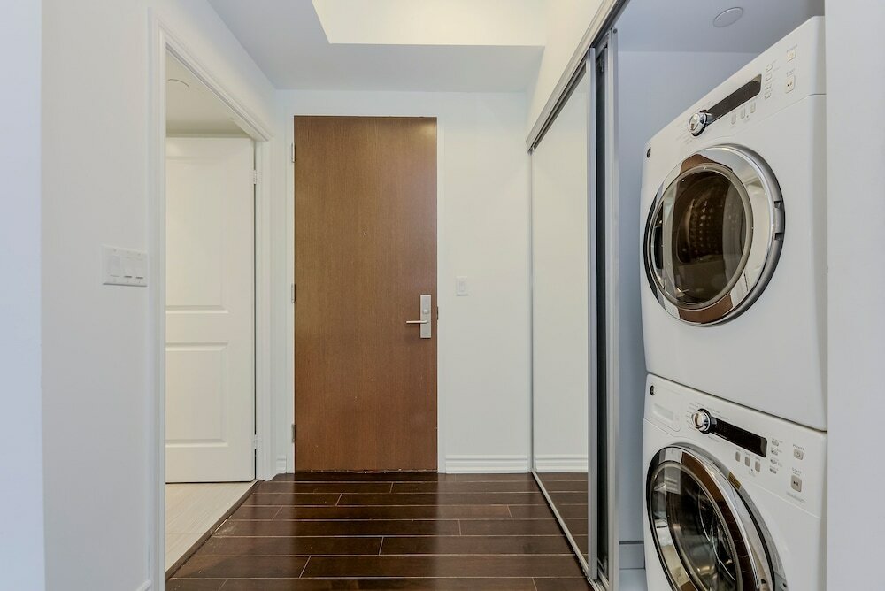 Фото Canada Suites - 832 Bay St