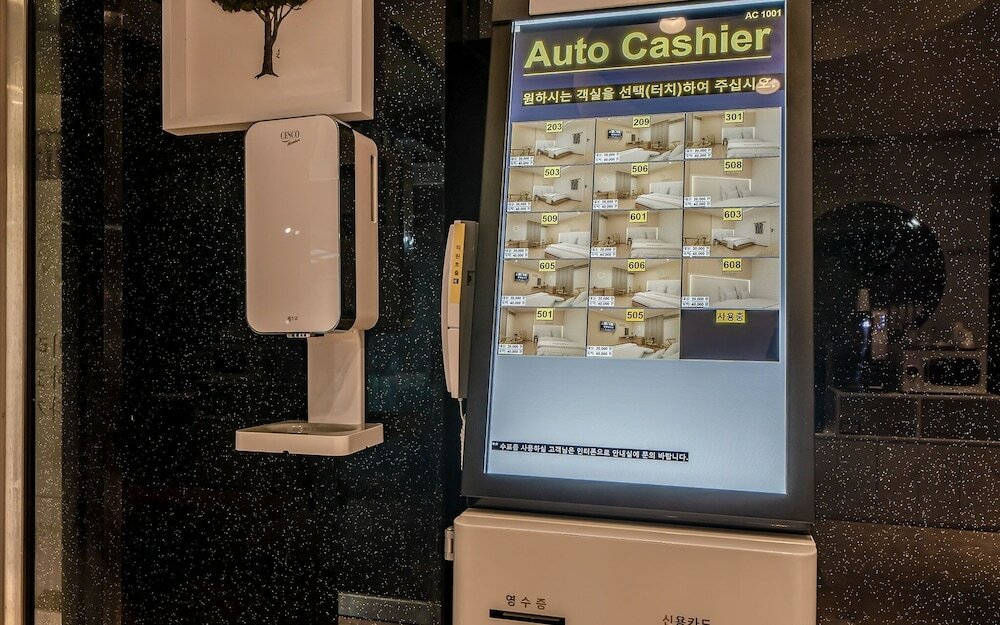 Фото Suwon City Hall Station Tumi