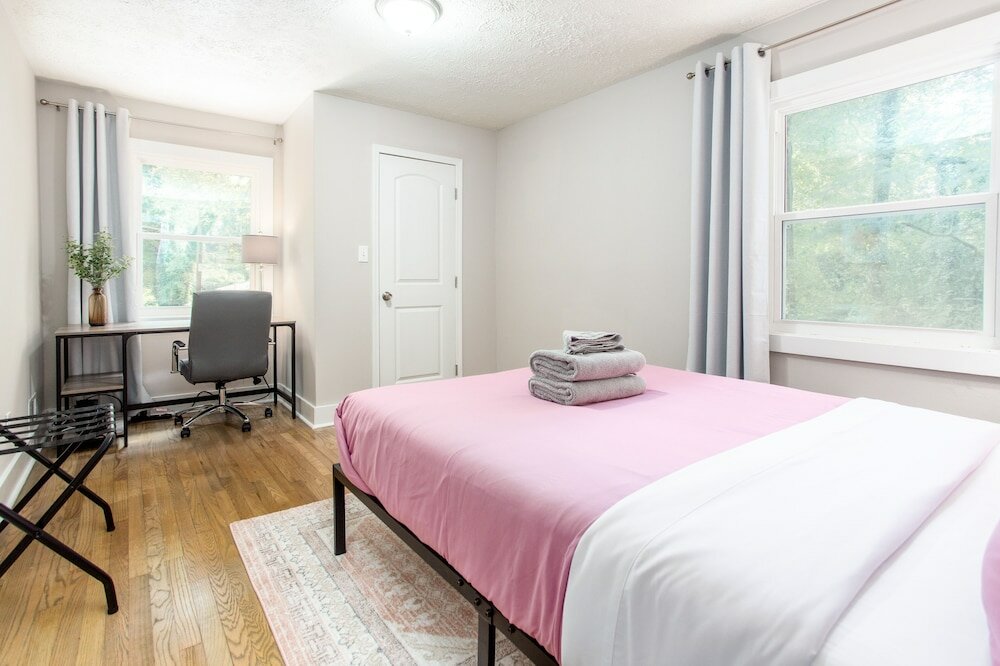 Фото The Gamer-4br Home-Near Everything Atl