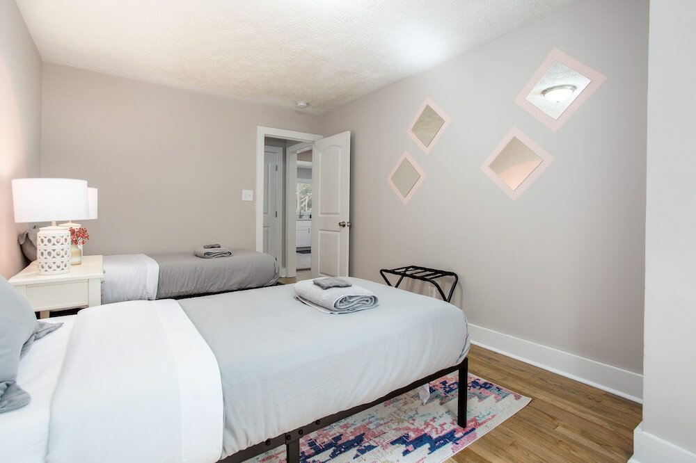 Фото The Gamer-4br Home-Near Everything Atl