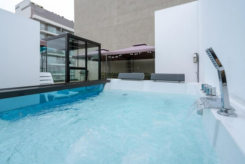 Гостиница Exclusive Penthouse With Private Rooftop Jacuzzi BBQ Game Room