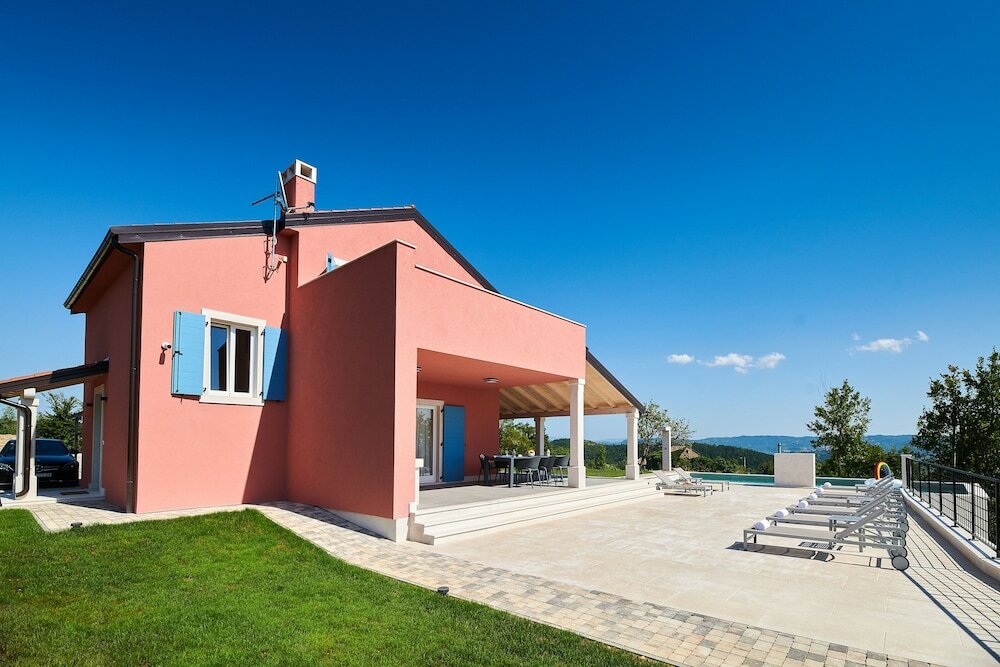 Фото Rainis Hill Top Villa