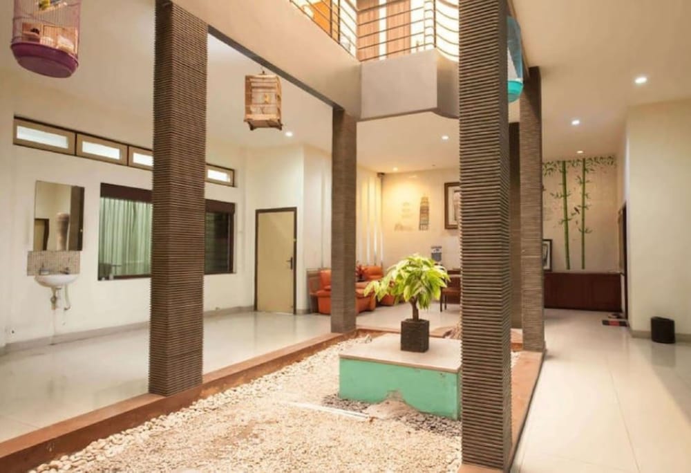 Фото Soerabaja Place Guest House