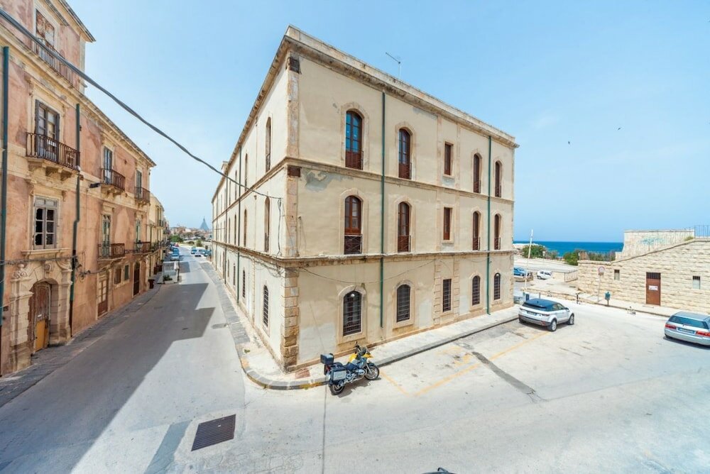 Фото Charm Of Ortigia Central Flat