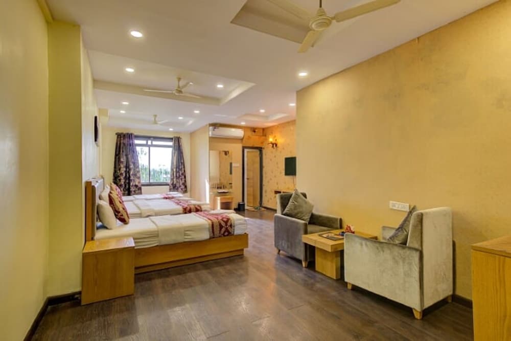 Фото Hotel Heera Excutive