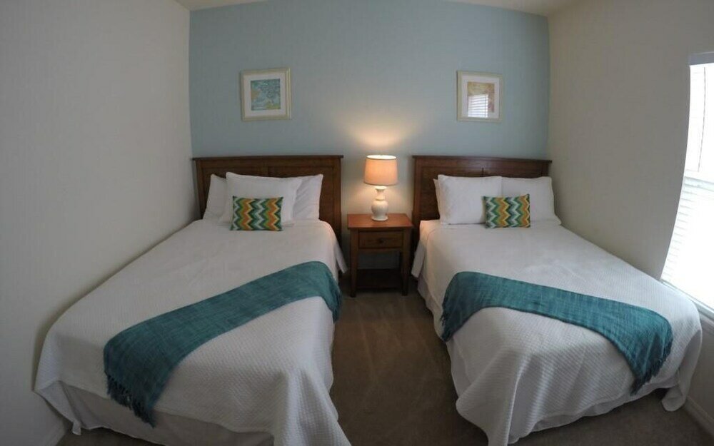 Фото Lucaya 4 Bedrooms 4 Baths Townhome, Spacious Living Room