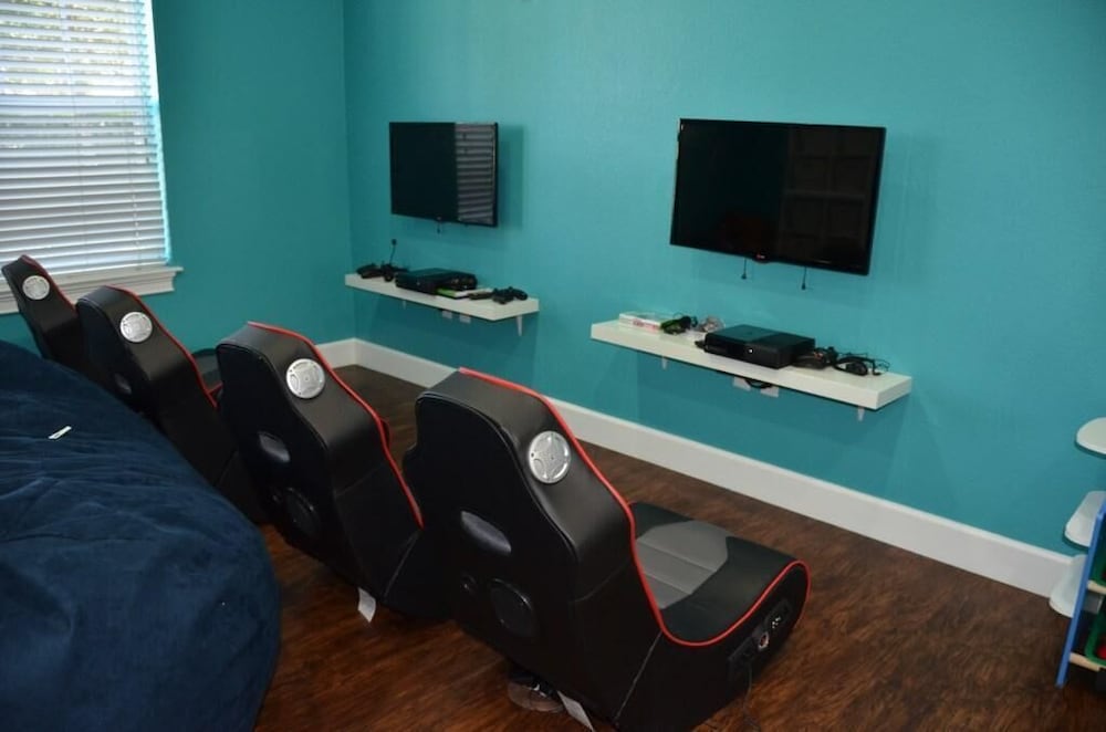 Фото Lucaya 4 Bedrooms 4 Baths Townhome, Spacious Living Room