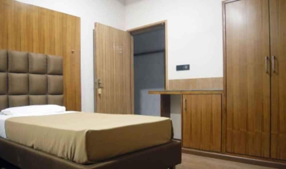 Фото Adb Rooms Hotel Surabhi International