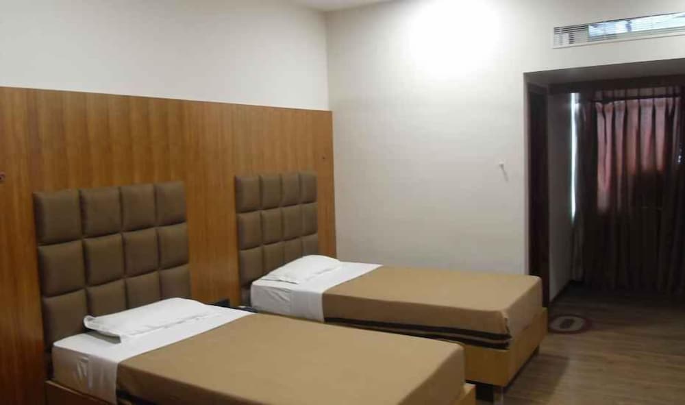 Фото Adb Rooms Hotel Surabhi International